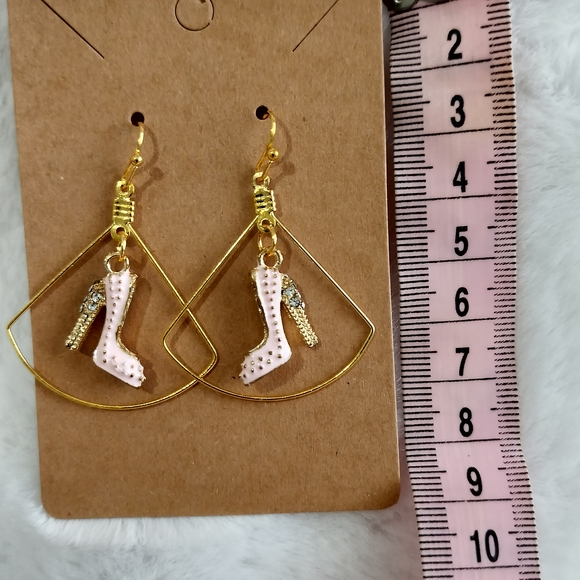 Elegant Gold Pearl Earrings - Picture 3 of 8